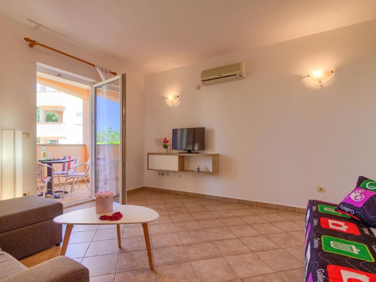 Spacious Holiday Home In Peroj With Private Pool Quarto foto
